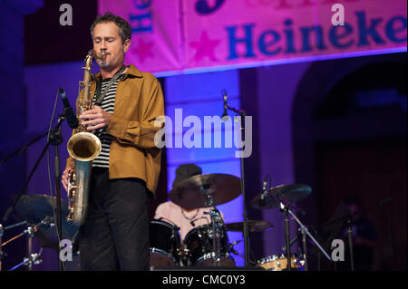 13 juillet 2012 - Las Palmas, Canaries, Espagne - Rick Margitza au saxophone de nous, sur scène avec Miles Smiles.Pendant le festival international de jazz de canarias & mas Heineken, dans la région de Plaza Ana Sanata, Las Palmas, Îles Canaries, le vendredi 13 juillet 2012. Banque D'Images