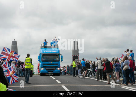 Poole, UK. 14 juillet, 2012. 1er des annonceurs les bus passe par le pont de voiles Lits Jumeaux Banque D'Images