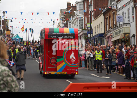 Lymington, Royaume-Uni Samedi 14 juillet 2012. Relais du flambeau olympique à Lymington, Royaume-Uni. Les foules se rassemblent dans la rue principale en attendant le flambeau à l'arrivée. Banque D'Images