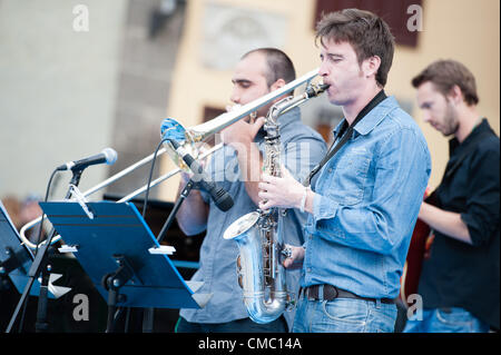 13 juillet 2012 - Las Palmas, Canaries, Espagne - Roberto Nieva au saxophone (milieu), de l'Espagne, sur scène avec Tana Santana Projet. Wilfred Wilde (droite) et Juan Gabriel Lakunza à gauche. Au cours festival international canarias jazz & mas Heineken, dans la région de Plaza Santa Ana, Las Palmas, Canaries, le vendredi 13 juillet 2012. Banque D'Images