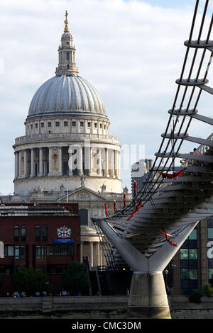 Londres, Angleterre, Royaume-Uni. Dimanche, 15 juillet 2012. SURPRISES : STREB, 7 Streb Action extrême de danseurs sur des câbles élastiques lancés au large de la passerelle du millénaire à Londres aujourd'hui et réalisé sur la Tamise. Organisé par l'ascenseur, la London International Festival of Theatre, surprises : Streb est un grand événement culturel pour célébrer les Jeux Olympiques 2012 à Londres. Banque D'Images