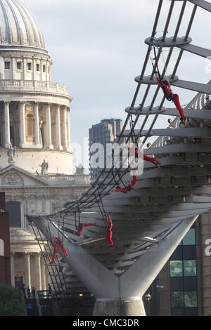 Londres, Angleterre, Royaume-Uni. Dimanche, 15 juillet 2012. SURPRISES : STREB, 7 Streb Action extrême de danseurs sur des câbles élastiques lancés au large de la passerelle du millénaire à Londres aujourd'hui et réalisé sur la Tamise. Organisé par l'ascenseur, la London International Festival of Theatre, surprises : Streb est un grand événement culturel pour célébrer les Jeux Olympiques 2012 à Londres. Banque D'Images