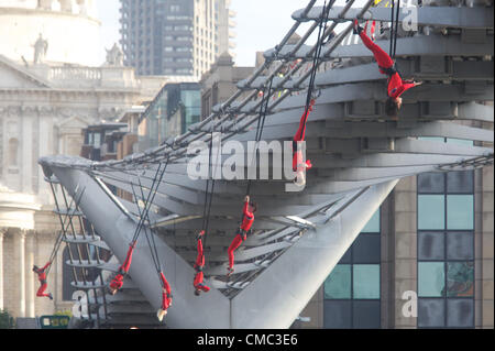 Londres, Angleterre, Royaume-Uni. Dimanche, 15 juillet 2012. SURPRISES : STREB, 7 Streb Action extrême de danseurs sur des câbles élastiques lancés au large de la passerelle du millénaire à Londres aujourd'hui et réalisé sur la Tamise. Organisé par l'ascenseur, la London International Festival of Theatre, surprises : Streb est un grand événement culturel pour célébrer les Jeux Olympiques 2012 à Londres. Banque D'Images