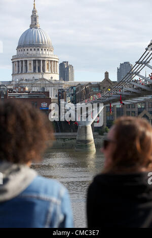 Londres, Angleterre, Royaume-Uni. Dimanche, 15 juillet 2012. SURPRISES : STREB, 7 Streb Action extrême de danseurs sur des câbles élastiques lancés au large de la passerelle du millénaire à Londres aujourd'hui et réalisé sur la Tamise. Organisé par l'ascenseur, la London International Festival of Theatre, surprises : Streb est un grand événement culturel pour célébrer les Jeux Olympiques 2012 à Londres. Banque D'Images