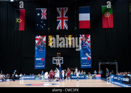 Sheffield, UK, 14 juillet 2012 Les drapeaux des pays en compétition, de l'Angola, l'Australie, la Grande-Bretagne, la France et le Portugal, accroché dans le Sheffield Motorpoint Arena, lors d'un préchauffage olympique 2012 Tournoi de basket-ball. Crédit : Colin Edwards/Alamy Live News Banque D'Images