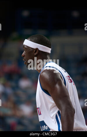 Sheffield, UK, le 14 juillet 2012 Pop Mensa-Bonsu jouant pour la Grande-Bretagne contre le Portugal dans un men's olympic 2012 match à réchauffer, Sheffield Motorpoint Arena. Crédit : Colin Edwards/Alamy Live News Banque D'Images