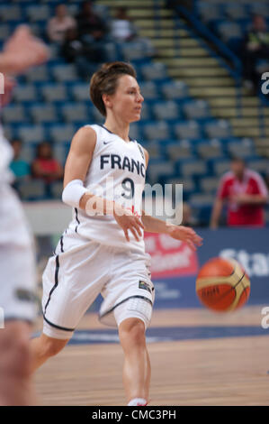 Sheffield, UK, le 14 juillet 2012 Celine Dumerc de France de basket-ball dribble les femmes lors d'un préchauffage de basket-ball olympique 2012 match contre l'Angola à la Sheffield Motorpoint Arena. Le score final a été l'Angola 51 France 79. Crédit : Colin Edwards/Alamy Live News Banque D'Images