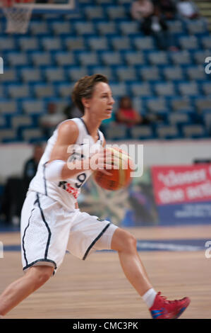 Sheffield, UK, le 14 juillet 2012 Celine Dumerc de France de basket-ball dribble les femmes lors d'un préchauffage de basket-ball olympique 2012 match contre l'Angola à la Sheffield Motorpoint Arena. Le score final a été l'Angola 51 France 79. Crédit : Colin Edwards/Alamy Live News Banque D'Images