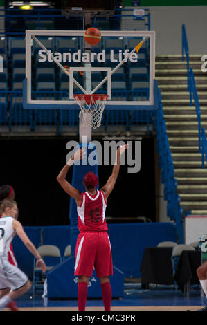 Sheffield, UK, 14 juillet 2012 Mauricio Nacissela angolais marquer un point pour un coup franc contre la France au cours d'un échauffement de basket-ball olympique 2012 match au stade Motorpoint Arena à Sheffield. Le score final a été l'Angola 51 France 79. Crédit : Colin Edwards/Alamy Live News Banque D'Images