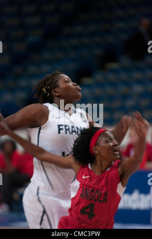 Sheffield, UK, 14 juillet 2012 Camufal Caterina, en rouge, de l'Angola de bloquer un joueur français lors d'un 2012 olympique féminin basket-ball match à la réchauffer à Sheffield Motorpoint Arena. Le score final a été l'Angola 51 France 79. Crédit : Colin Edwards/Alamy Live News Banque D'Images