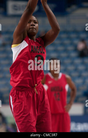 Sheffield, UK, 14 juillet 2012 Felix Madalena prenant un tir libre pour l'Angola dans un basket-ball aux Jeux Olympiques 2012 warm up match contre la France au stade Motorpoint Arena à Sheffield. Le score final a été l'Angola 51 France 79. Crédit : Colin Edwards/Alamy Live News Banque D'Images