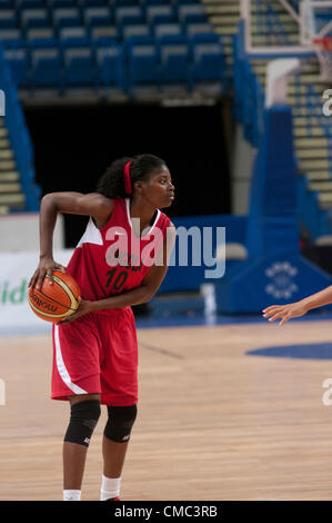 Sheffield, UK, 14 juillet 2012 Sonia Guadalupe jouant pour l'Angola à l'encontre de la France dans un basket-ball aux Jeux Olympiques 2012 warm up match au stade Motorpoint Arena à Sheffield. Le score final a été l'Angola 51 France 79. Crédit : Colin Edwards/Alamy Live News Banque D'Images