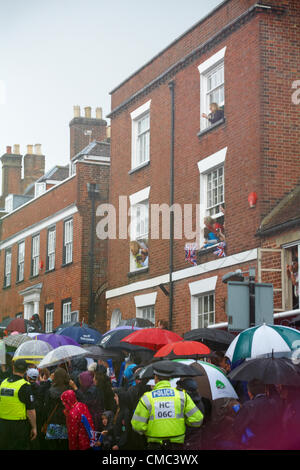 Lymington, Royaume-Uni Samedi 14 juillet 2012. Relais du flambeau olympique à Lymington, Royaume-Uni. Attendent avec impatience le flambeau d'arriver malgré la pluie battante Banque D'Images