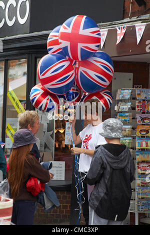 Lymington, Royaume-Uni Samedi 14 juillet 2012. Relais du flambeau olympique à Lymington, Royaume-Uni. Union Jack vente ballons pour célébrer l'arrivée de la flamme olympique Banque D'Images