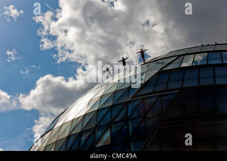 Dimanche 15 juillet, de l'Hôtel de ville de Londres. New York légendaire chorégraphe, Elizabeth Streb et sa compagnie effectuer une passerelle sur l'hôtel de ville de Londres ce matin en vue des anneaux olympiques pendaison de Tower Bridge. L'ouverture des Jeux Olympiques de Londres le 27 juillet et cet événement fait partie de l'Olympiade culturelle. Banque D'Images