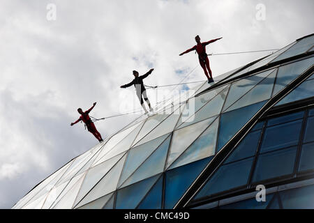 Dimanche 15 juillet, de l'Hôtel de ville de Londres. New York légendaire chorégraphe, Elizabeth Streb et sa compagnie effectuer une passerelle sur l'hôtel de ville de Londres ce matin en vue des anneaux olympiques pendaison de Tower Bridge. L'ouverture des Jeux Olympiques de Londres le 27 juillet et cet événement fait partie de l'Olympiade culturelle. Banque D'Images