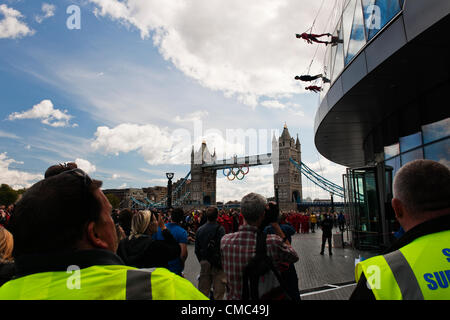 Dimanche 15 juillet, de l'Hôtel de ville de Londres. New York légendaire chorégraphe, Elizabeth Streb et sa compagnie effectuer une passerelle sur l'hôtel de ville de Londres ce matin en vue des anneaux olympiques pendaison de Tower Bridge. L'ouverture des Jeux Olympiques de Londres le 27 juillet et cet événement fait partie de l'Olympiade culturelle. Banque D'Images