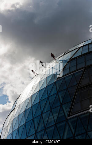 Dimanche 15 juillet, de l'Hôtel de ville de Londres. New York légendaire chorégraphe, Elizabeth Streb et sa compagnie effectuer une passerelle sur l'hôtel de ville de Londres ce matin en vue des anneaux olympiques pendaison de Tower Bridge. L'ouverture des Jeux Olympiques de Londres le 27 juillet et cet événement fait partie de l'Olympiade culturelle. Banque D'Images