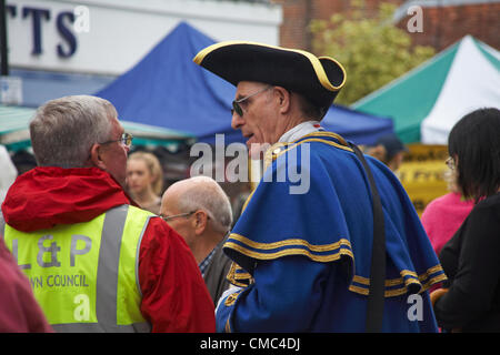 Lymington, Royaume-Uni Samedi 14 juillet 2012. Le Crieur est parmi ceux qui attendent l'arrivée du relais du flambeau olympique à Lymington, Royaume-Uni Banque D'Images