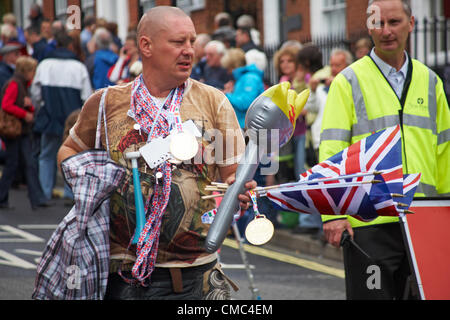 Lymington, Royaume-Uni Samedi 14 juillet 2012. man selling produits olympiques pour célébrer l'arrivée du relais du flambeau olympique à Lymington, Royaume-Uni Banque D'Images