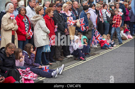 Lymington, Royaume-Uni Samedi 14 juillet 2012. La foule attendant l'arrivée du relais du flambeau olympique à Lymington, Royaume-Uni Banque D'Images