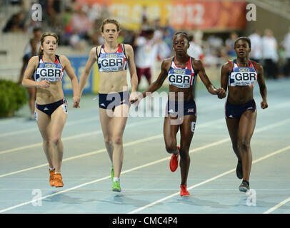 Barcelone, Espagne : le samedi 14 juillet 2012, Sophie Papps, Rachel Johncock Dina, Asher-Smith et Desiree Henry de Grande-bretagne du 4x100m relais franchir la ligne d'arrivée de l'équipe ensemble après la Baton a chuté et ils n'ont pas terminer la course pendant la journée 5 de l'IAAF World Junior Championships, à l'Estadi Olimpic de Montjuic. Photo par Roger Sedres/ImageSA Banque D'Images