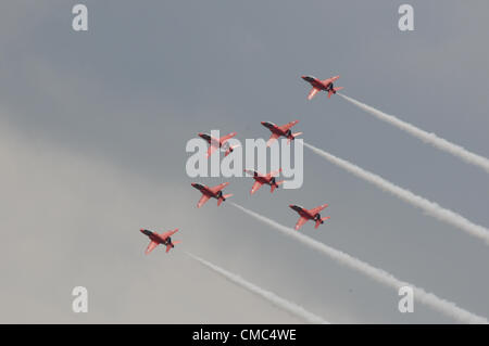 Le Farnborough International Airshow 2012 - Dimanche - RAF Affichage public des flèches rouges de l'équipe d'affichage - Affichage du Jubilé Banque D'Images