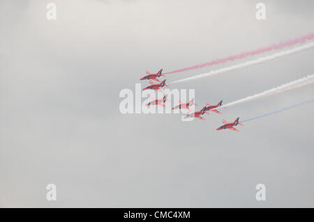 Le Farnborough International Airshow 2012 - Dimanche - RAF Affichage public des flèches rouges de l'équipe d'affichage - Affichage du Jubilé Banque D'Images