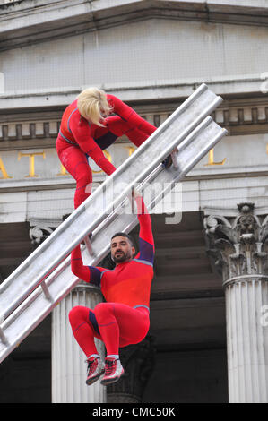 Londres, Royaume-Uni. 15 juillet 2012.Les artistes interprètes ou exécutants sur l'échelle de filature. Une journée extraordinaire, surprises : Streb. Chorégraphe Elizabeth Streb et sa compagnie de danse New York 'Action Heroes' avec leurs performances dans l'ASCENSION avant de la Galerie nationale. Banque D'Images