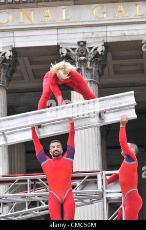 Londres, Royaume-Uni. 15 juillet 2012. Les artistes interprètes ou exécutants sur l'échelle de filature. Une journée extraordinaire, surprises : Streb. Chorégraphe Elizabeth Streb et sa compagnie de danse New York 'Action Heroes' avec leurs performances dans l'ASCENSION avant de la Galerie nationale. Banque D'Images