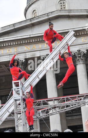 Londres, Royaume-Uni. 15 juillet 2012. Les artistes interprètes ou exécutants sur l'échelle de filature. Une journée extraordinaire, surprises : Streb. Chorégraphe Elizabeth Streb et sa compagnie de danse New York 'Action Heroes' avec leurs performances dans l'ASCENSION avant de la Galerie nationale. Banque D'Images