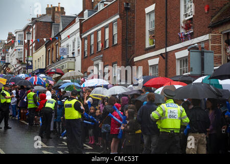 Lymington, Royaume-Uni Samedi 14 juillet 2012. La foule attendre pour l'arrivée du relais du flambeau olympique à Lymington, Royaume-Uni Banque D'Images