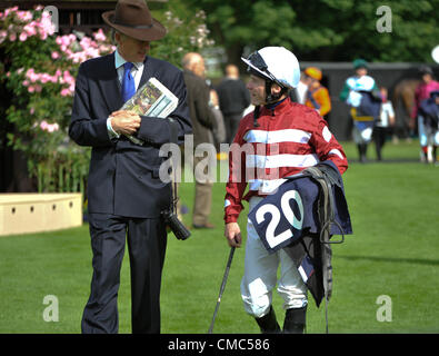 2012 Newmarket Racecourse, Newmarket, Suffolk, Angleterre. Jockey Sevie Donohoe promenades pour hypothéquer l'enclos au Newmarket Banque D'Images