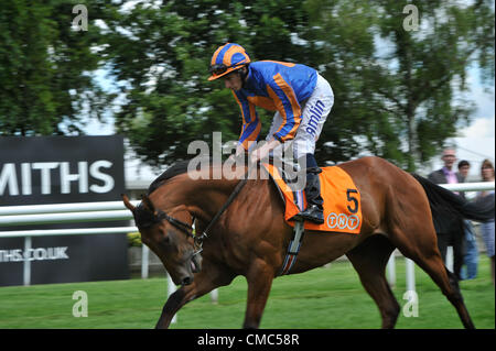 12.07.2012. Newmarket Racecourse, Newmarket, Suffolk, Angleterre. Ryan Moore comté de vent dans les dix enjeux juillet TNT à Newmarket Banque D'Images