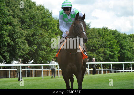 12.07.2012. Newmarket Racecourse, Newmarket, Suffolk, Angleterre. James Doyle équitation Lewisham dans la TNT à Newmarket Stakes juillet Banque D'Images