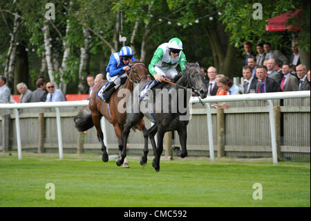 12.07.2012. Newmarket Racecourse, Newmarket, Suffolk, Angleterre. La dette souveraine monté par Jamie Spencer remportant le Portland Place état Propriétés Enjeux à Newmarket Banque D'Images