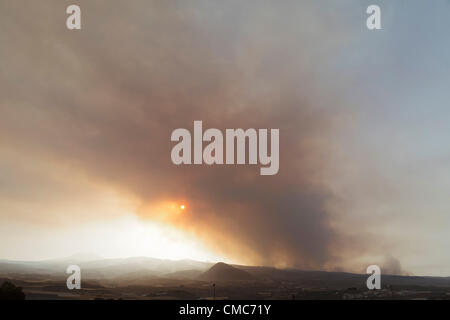 Tenerife, Canaries, Espagne. Un incendie de forêt à Tenerife brûle encore hors de contrôle le lundi 16 juillet, 2012. Les incendies qui ont débuté le 15 juillet dans la région de Ifonche répandue de l'autre côté de plus de 1200 hectares et de ses parties sont encore hors de contrôle. Vu de Playa San Juan à 9h00 le 16 juin 2012. Tenerife, Canaries, Espagne. Banque D'Images