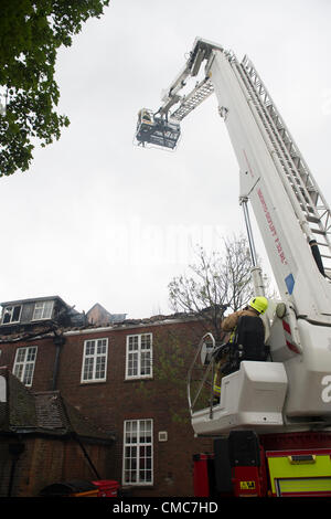 Felsted, Essex, Royaume-Uni. 16 juillet 2012. Les pompiers présents à Maison Follyfield, une pension à l'école Felsted privé qui a été gravement endommagé par un incendie. L'incendie dans l'immeuble, qui est normalement à la maison à plus de 60 étudiants en terme de temps, hier soir (dimanche). On croit que l'incendie a été causé par une défaillance électrique, causant des dommages graves à l'ensemble du bâtiment. Banque D'Images