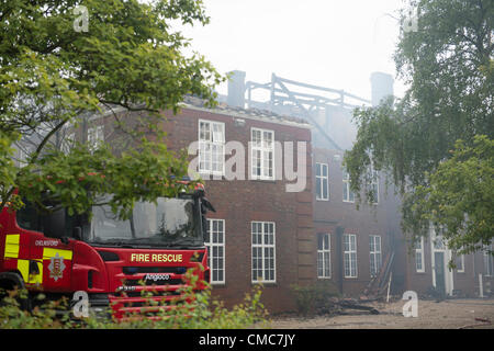 Felsted, Essex, Royaume-Uni. 16 juillet 2012. Les pompiers présents à Maison Follyfield, une pension à l'école Felsted privé qui a été gravement endommagé par un incendie. L'incendie dans l'immeuble, qui est normalement à la maison à plus de 60 étudiants en terme de temps, hier soir (dimanche). On croit que l'incendie a été causé par une défaillance électrique, causant des dommages graves à l'ensemble du bâtiment. Banque D'Images