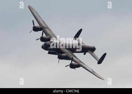 15.07.2012. L'aéroport de Farnborough, Hampshire, Angleterre. Le Farnborough International Airshow 2012 Royal Air Force Avro Lancaster B I PA474 de la Battle of Britain Memorial Flight rejoint par 1 Spitfire . L'airshow est un 7-journée salon international de l'industrie aérospatiale a visité par des centaines de milliers de passionnés d'aviation. Banque D'Images