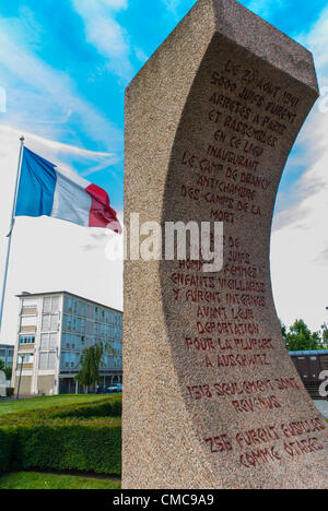 Drancy, France, Mémorial de la Shoah dans les banlieues, Camp Drancy, lieu de détention, où dans la seconde Guerre mondiale, les déportations nazies de Juifs et autres étrangers, 1941, vers les camps de la mort allemands, ont eu lieu, Statue commémorative, créée par le sculpteur Shlomo Selinger, Never Forget, histoire nazisme juifs france Banque D'Images