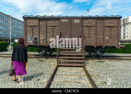 Drancy, France, Mémorial de la Shoah dans les banlieues, Camp Drancy, lieu de détention, où dans la seconde Guerre mondiale, les déportations nazies de juifs et d'autres for-eigners, 1941, dans les camps de la mort allemands, femme visitant Memorial Box car train, discrimination ne jamais oublier la persécution des juifs en europe, histoire juifs france, Holocauste juifs déportation trains de la seconde guerre mondiale Banque D'Images