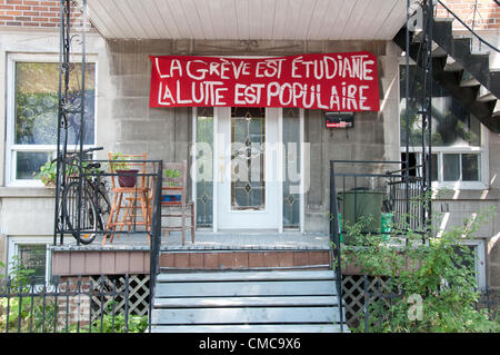 Carrés rouges sur des maisons de secteur Villeray à Montréal Canada- ces sont à l'appui de la grève étudiante en cours massives qui ont commencé le 13 février 2012 - Les supporters sont montrant sur des maisons, des vêtements et autres lieux symboliques de la place rouge appelé "carrément dans le rouge" la traduction signifie "carrément dans le rouge" et est un des jeux de mots français qui signifie les élèves sont piégés dans la dette en raison de soulever à l'école Frais de scolarité et donc, même s'il est pour la plupart des fêtes de la grève illimitée se poursuit. Banque D'Images