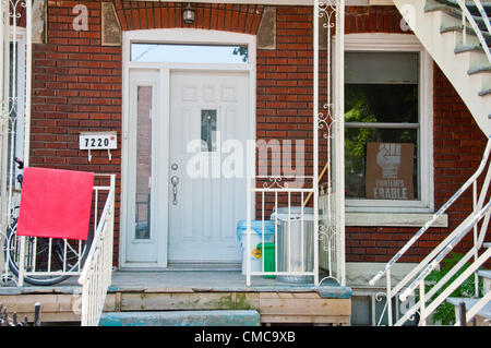 Carrés rouges sur des maisons de secteur Villeray à Montréal Canada- ces sont à l'appui de la grève étudiante en cours massives qui ont commencé le 13 février 2012 - Les supporters sont montrant sur des maisons, des vêtements et autres lieux symboliques de la place rouge appelé "carrément dans le rouge" la traduction signifie "carrément dans le rouge" et est un des jeux de mots français qui signifie les élèves sont piégés dans la dette en raison de soulever à l'école Frais de scolarité et donc, même s'il est pour la plupart des fêtes de la grève illimitée se poursuit. Banque D'Images