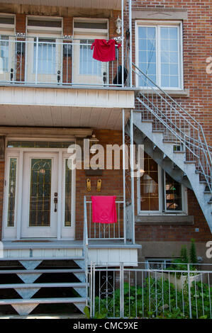 Carrés rouges sur des maisons de secteur Villeray à Montréal Canada- ces sont à l'appui de la grève étudiante en cours massives qui ont commencé le 13 février 2012 - Les supporters sont montrant sur des maisons, des vêtements et autres lieux symboliques de la place rouge appelé "carrément dans le rouge" la traduction signifie "carrément dans le rouge" et est un des jeux de mots français qui signifie les élèves sont piégés dans la dette en raison de soulever à l'école Frais de scolarité et donc, même s'il est pour la plupart des fêtes de la grève illimitée se poursuit. Banque D'Images