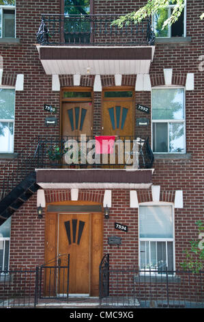 Carrés rouges sur des maisons de secteur Villeray à Montréal Canada- ces sont à l'appui de la grève étudiante en cours massives qui ont commencé le 13 février 2012 - Les supporters sont montrant sur des maisons, des vêtements et autres lieux symboliques de la place rouge appelé "carrément dans le rouge" la traduction signifie "carrément dans le rouge" et est un des jeux de mots français qui signifie les élèves sont piégés dans la dette en raison de soulever à l'école Frais de scolarité et donc, même s'il est pour la plupart des fêtes de la grève illimitée se poursuit. Banque D'Images