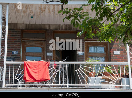 Carrés rouges sur des maisons de secteur Villeray à Montréal Canada- ces sont à l'appui de la grève étudiante en cours massives qui ont commencé le 13 février 2012 - Les supporters sont montrant sur des maisons, des vêtements et autres lieux symboliques de la place rouge appelé "carrément dans le rouge" la traduction signifie "carrément dans le rouge" et est un des jeux de mots français qui signifie les élèves sont piégés dans la dette en raison de soulever à l'école Frais de scolarité et donc, même s'il est pour la plupart des fêtes de la grève illimitée se poursuit. Banque D'Images