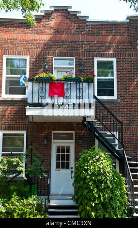 Carrés rouges sur des maisons de secteur Villeray à Montréal Canada- ces sont à l'appui de la grève étudiante en cours massives qui ont commencé le 13 février 2012 - Les supporters sont montrant sur des maisons, des vêtements et autres lieux symboliques de la place rouge appelé "carrément dans le rouge" la traduction signifie "carrément dans le rouge" et est un des jeux de mots français qui signifie les élèves sont piégés dans la dette en raison de soulever à l'école Frais de scolarité et donc, même s'il est pour la plupart des fêtes de la grève illimitée se poursuit. Banque D'Images