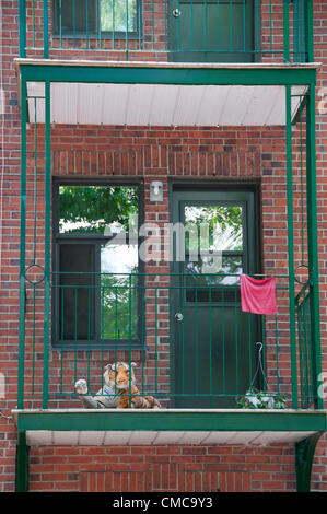 Carrés rouges sur des maisons de secteur Villeray à Montréal Canada- ces sont à l'appui de la grève étudiante en cours massives qui ont commencé le 13 février 2012 - Les supporters sont montrant sur des maisons, des vêtements et autres lieux symboliques de la place rouge appelé "carrément dans le rouge" la traduction signifie "carrément dans le rouge" et est un des jeux de mots français qui signifie les élèves sont piégés dans la dette en raison de soulever à l'école Frais de scolarité et donc, même s'il est pour la plupart des fêtes de la grève illimitée se poursuit. Banque D'Images