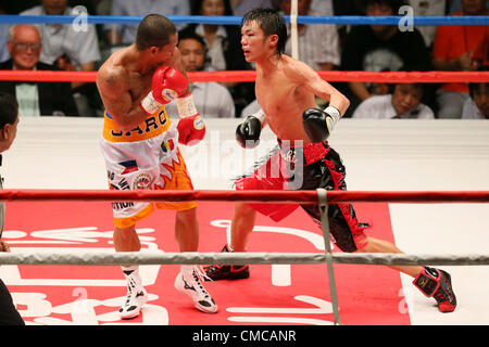 (L à R) Sonny Boy Jaro (PHI), Toshiyuki Igarashi (JPN), le 16 juillet 2012 - Boxe : Toshiyuki Igarashi du Japon en action contre Sonny Boy Jaro des Philippines au cours de la WBC poids mouche au bout de titre Winghat Kasukabe, Saitama, Japon. Toshiyuki Igarashi du Japon a remporté la lutte sur des points après 12 tours. (Photo de Yusuke Nakanishi/AFLO SPORT) [1090] Banque D'Images